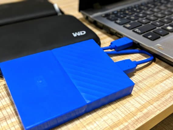 Hubungkan hard disk yang diformat Mac ke Windows menggunakan USB